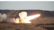 Das us-amerikanische High Mobility Artillery Rocket System, kurz HIMARS © picture alliance / abaca | ABACA Foto: picture alliance / abaca | ABACA