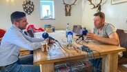 NDR Chefredakteur Adrian Feuerbacher (links) im Gespräch mit Schweinemäster Stefan Wille genannt Niebur  