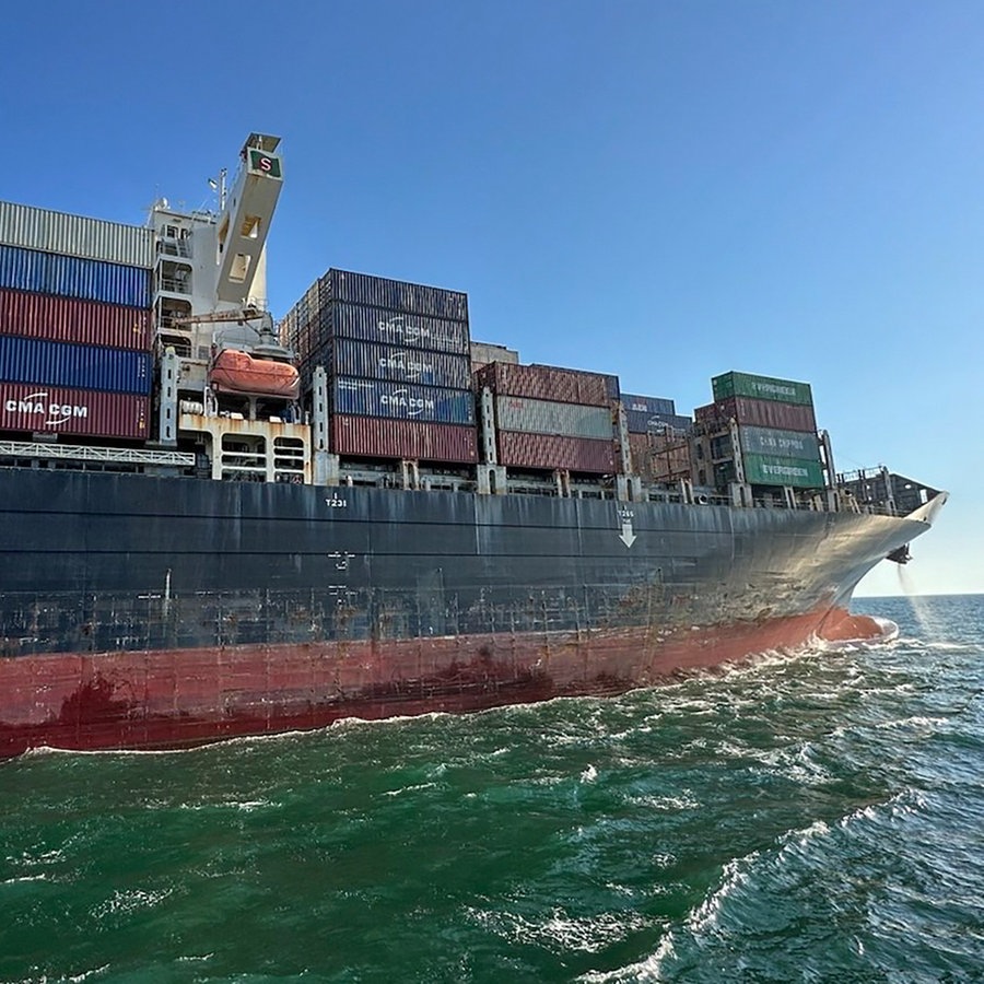 Das unter der Fahne Hongkongs fahrende Containerschiff Joseph Schulte verlässt den Hafen von Odessa. © picture alliance/dpa Foto: Uncredited