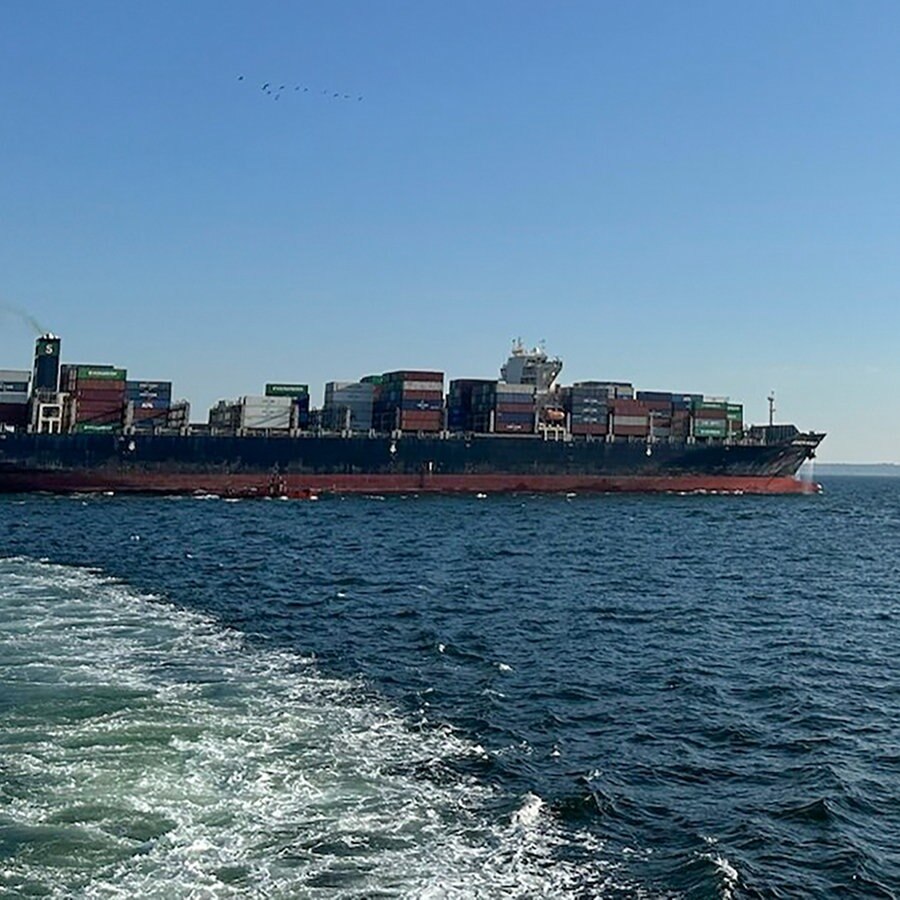 Containerschiff Joseph Schulte verlässt den Hafen von Odessa, um durch den temporären Korridor zu fahren, der für Handelsschiffe aus den ukrainischen Schwarzmeerhäfen eingerichtet wurde. © picture alliance/dpa Foto: Uncredited