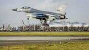 Ein F-16-Kampfjet der niederländischen Luftwaffe landet während einer Militärübung auf einer der Start- und Landebahnen des Flughafens Schiphol. © dpa-Bildfunk Foto: Remko De Waal