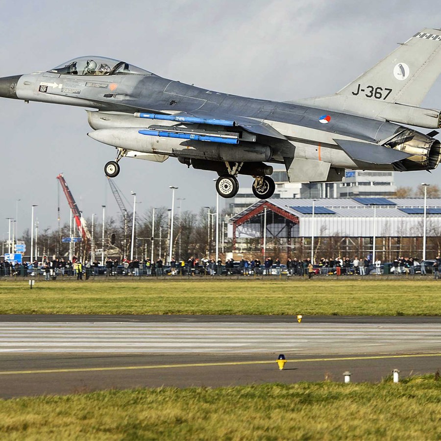 Ein F-16-Kampfjet der niederländischen Luftwaffe landet während einer Militärübung auf einer der Start- und Landebahnen des Flughafens Schiphol. © dpa-Bildfunk Foto: Remko De Waal