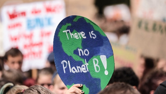 Jemand hält auf einer Demonstration für den Klimaschutz ein Schild mit der Aufschrift "There is no planet B" hoch. © picture alliance / Fotostand | Fotostand Foto: Reuhl