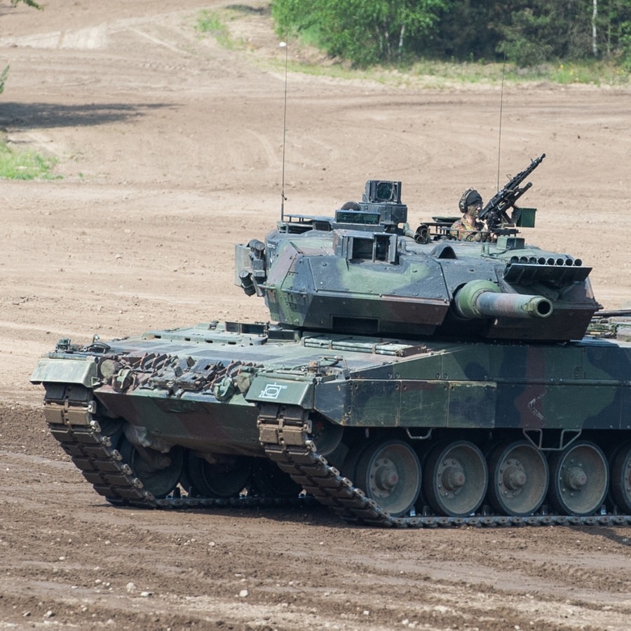 Bei einer Vorführung fährt ein Kampfpanzer Leopard 2 auf einem Übungsfeld. © picture alliance/dpa | Christophe Gateau 