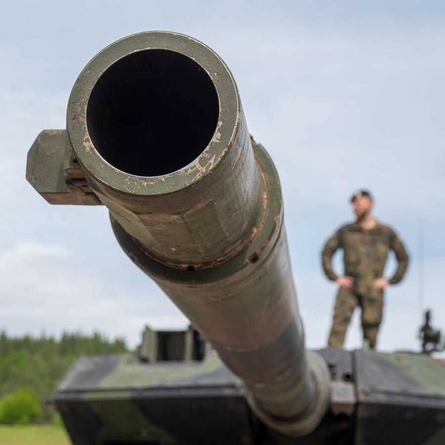 Ein Kampfpanzer vom Typ Leopard II A6 des Panzerbatallions 104 steht in der Oberpfalzkaserne. © picture alliance/dpa | Armin Weigel 