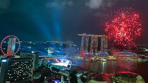 Feuerwerk zum Nationalfeiertag in Singapur bei Nacht  