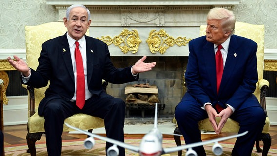 USA, Washington: US-Präsident Donald Trump und Israels Ministerpräsident Benjamin Netanjahu treffen sich im Oval Office des Weißen Hauses. © AP/dpa Foto: POOL