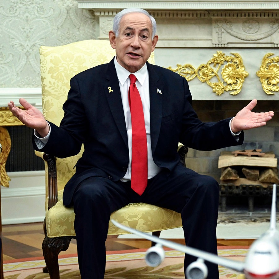 USA, Washington: US-Präsident Donald Trump und Israels Ministerpräsident Benjamin Netanjahu treffen sich im Oval Office des Weißen Hauses. © AP/dpa Foto: POOL