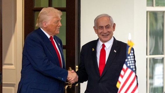 US-Präsident Donald Trump, links, schüttelt die Hand von Israels Ministerpräsident Benjamin Netanjahu aks sie aus dem Westflügel des Weißen Hauses in Washington kommen.
Service © picture alliance/dpa/AP | Mark Schiefelbein Foto:  Mark Schiefelbein