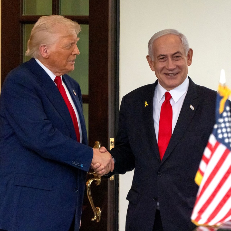 US-Präsident Donald Trump, links, schüttelt die Hand von Israels Ministerpräsident Benjamin Netanjahu aks sie aus dem Westflügel des Weißen Hauses in Washington kommen.
Service © picture alliance/dpa/AP | Mark Schiefelbein Foto:  Mark Schiefelbein