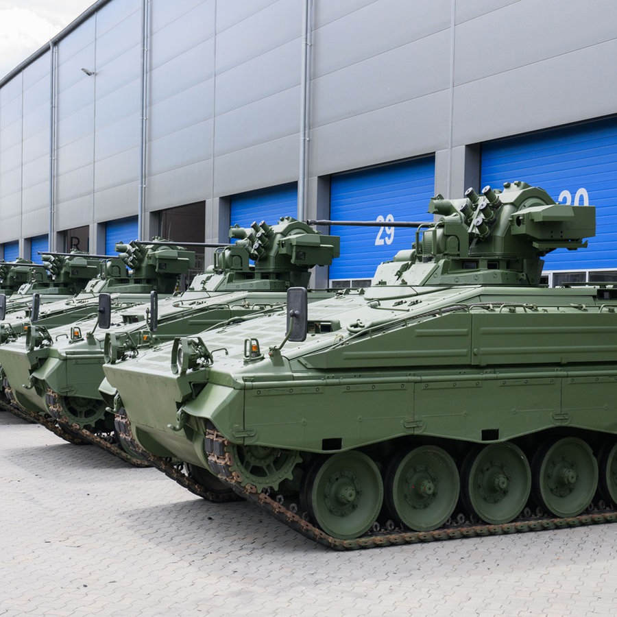 Wieder aufbereitete Marder-Schützenpanzer stehen im Rheinmetall-Werk. © picture alliance/dpa | Julian Stratenschulte 