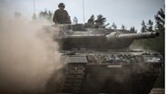 Ein Leopard-2-Panzer der Bundeswehr, der von der NATO Enhanced Forward Presence Battle Group (eFP-Bataillon) eingesetzt wird. © picture alliance/dpa | Michael Kappeler Foto: Michael Kappeler