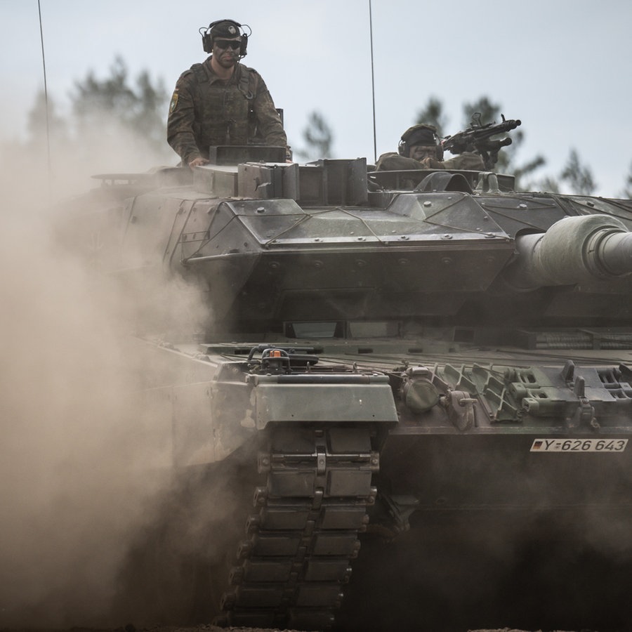 Ein Leopard-2-Panzer der Bundeswehr, der von der NATO Enhanced Forward Presence Battle Group (eFP-Bataillon) eingesetzt wird. © picture alliance/dpa | Michael Kappeler Foto: Michael Kappeler