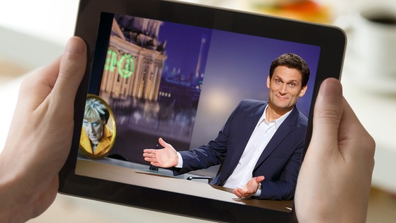 Auf einem Tablet spielt ein Video von Extra mit Christian Ehring. © NDR, fotolia Foto: Matzen, Kristan
