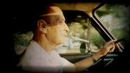 "Shlomo - Der Goldschmied und der Nazi": Ein Mann fährt rauchend Auto © Lilly van den Bergh 