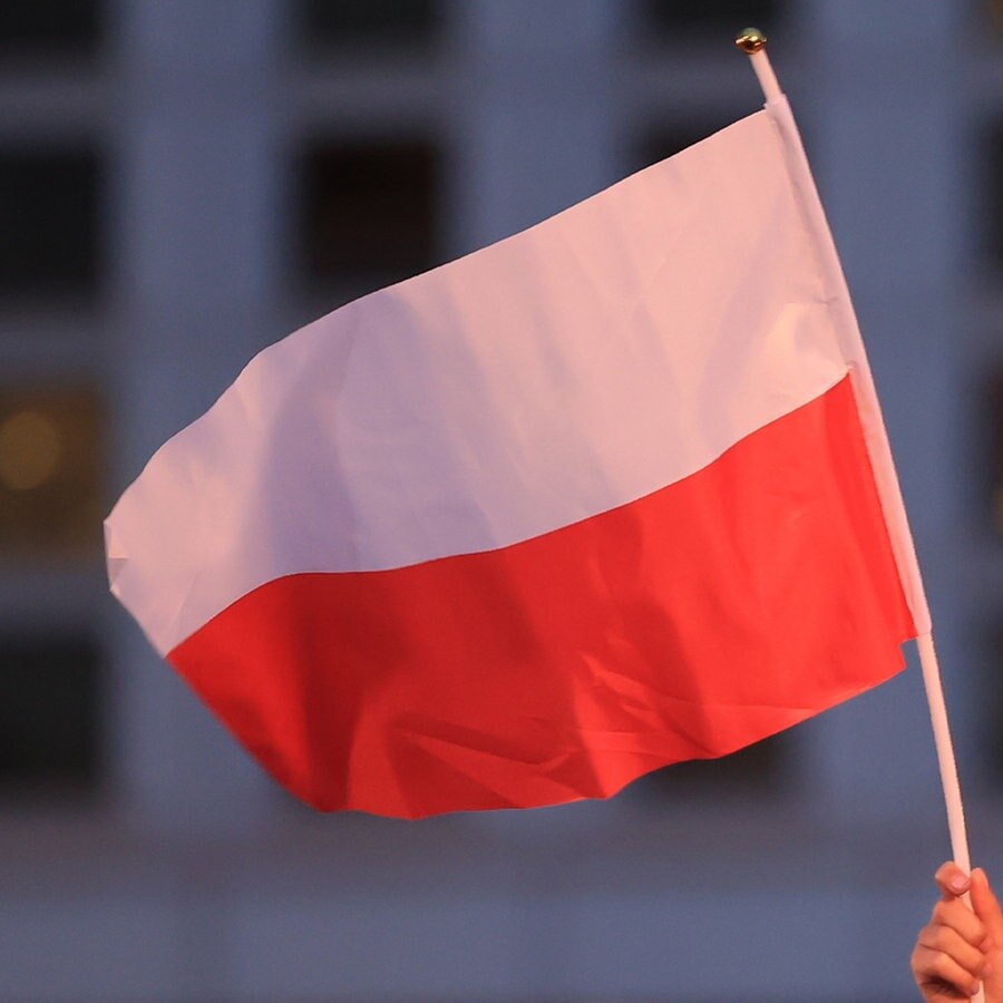 Polnische Flagge © picture alliance Foto: Szymon Pulcyn