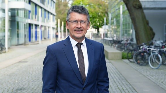 Hamburgs Polizeipräsident Ralf Martin Meyer beim Podcast "Die Polizeireporter". © NDR Foto: Alexander Dietze