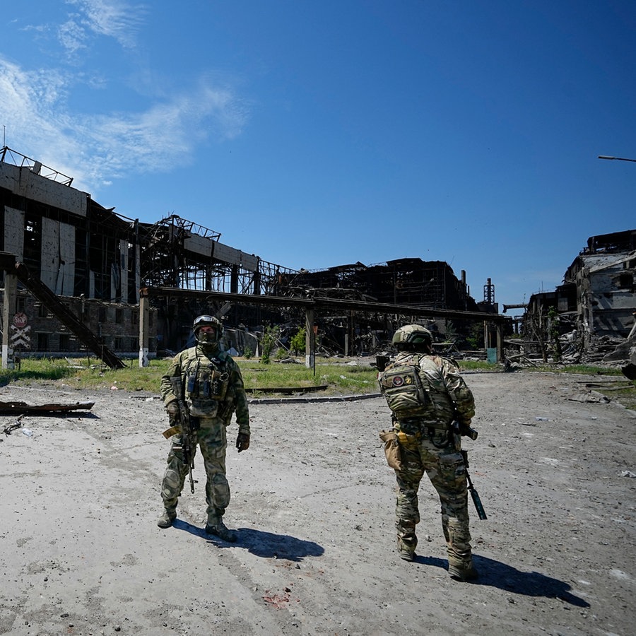 Russische Soldaten patrouillieren auf dem Gelände des Metallurgischen Kombinats Azovstal in Mariupol. © picture alliance/dpa/AP | - Foto: picture alliance/dpa/AP | -