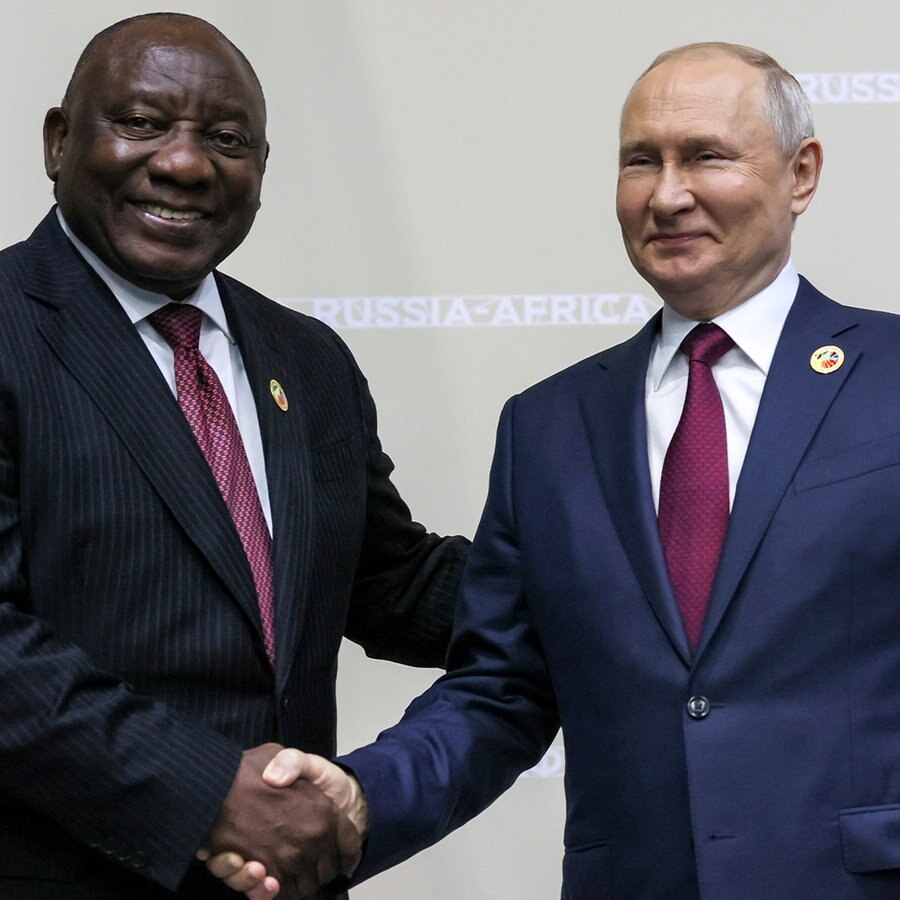 Wladimir Putin, Präsident von Russland, und Cyril Ramaphosa, Präsident von Südafrika, geben sich am Rande des Russland-Afrika-Gipfels die Hände. © picture alliance Foto: Mikhail Metzel