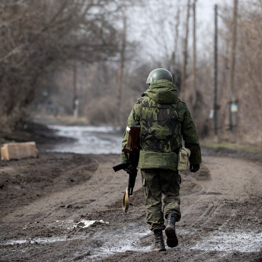 Ein Soldat läuft alleine die Straße entlang. © picture alliance/dpa/TASS | Stanislav Krasilnikov Foto: Stanislav Krasilnikov