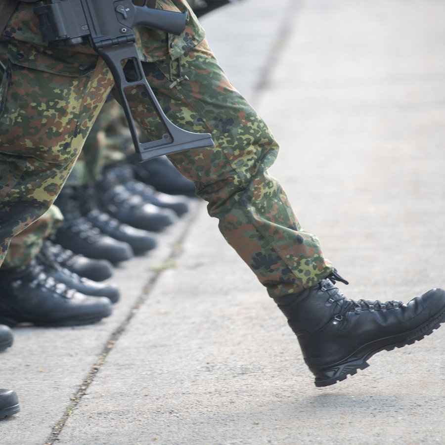 Mehrere Stiefel von Soldaten. © picture alliance/dpa | Sebastian Gollnow 