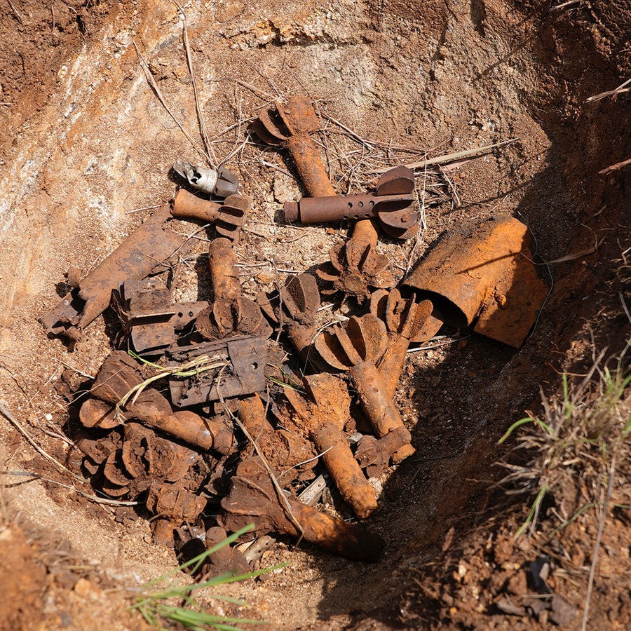 Überreste von Streumunition liegen an einer Räumungsstelle. © picture alliance Foto:  Sam Mednick