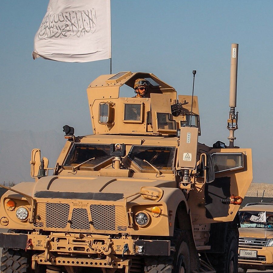 Taliban-Anhänger fahren mit Millitärfahrzeugen der US-amerikanischen Truppen in einer Kolonne. © Balkis Press/ABACA 