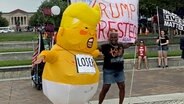 Trumpfigur bei Demo vor Gericht. © Nina Barth Foto: Nina Barth