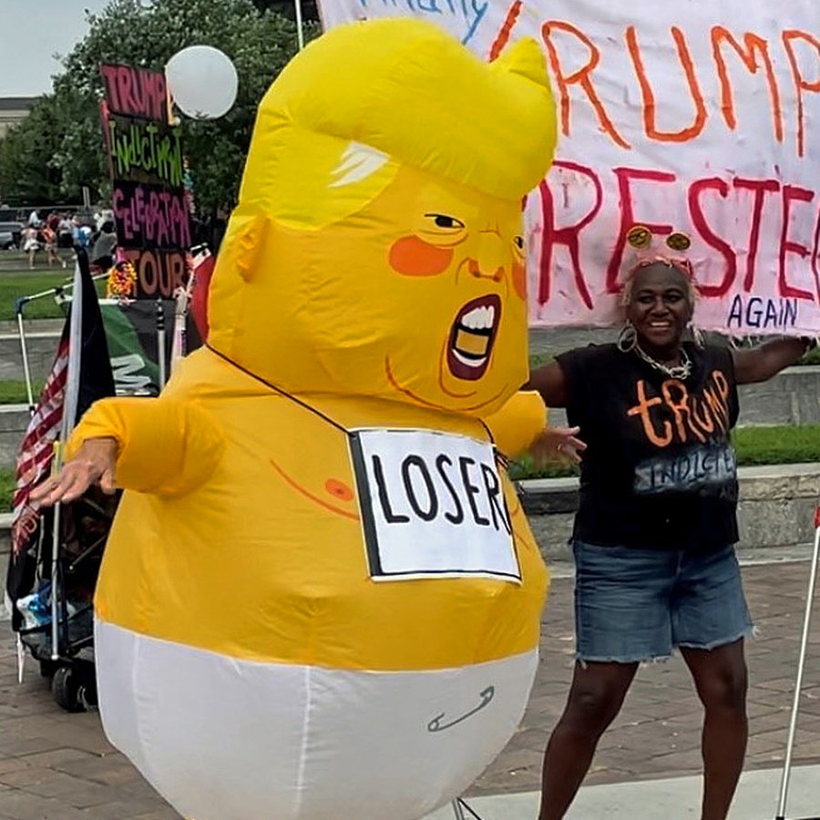 Trumpfigur bei Demo vor Gericht. © Nina Barth Foto: Nina Barth