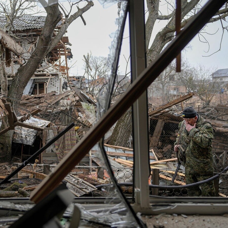 Der Blick durch ein zerstörtes Fenster auf ein durch einen Luftangriff zerstörtes Wohnhaus © picture alliance/dpa/AP | Vadim Ghirda Foto:  Vadim Ghirda