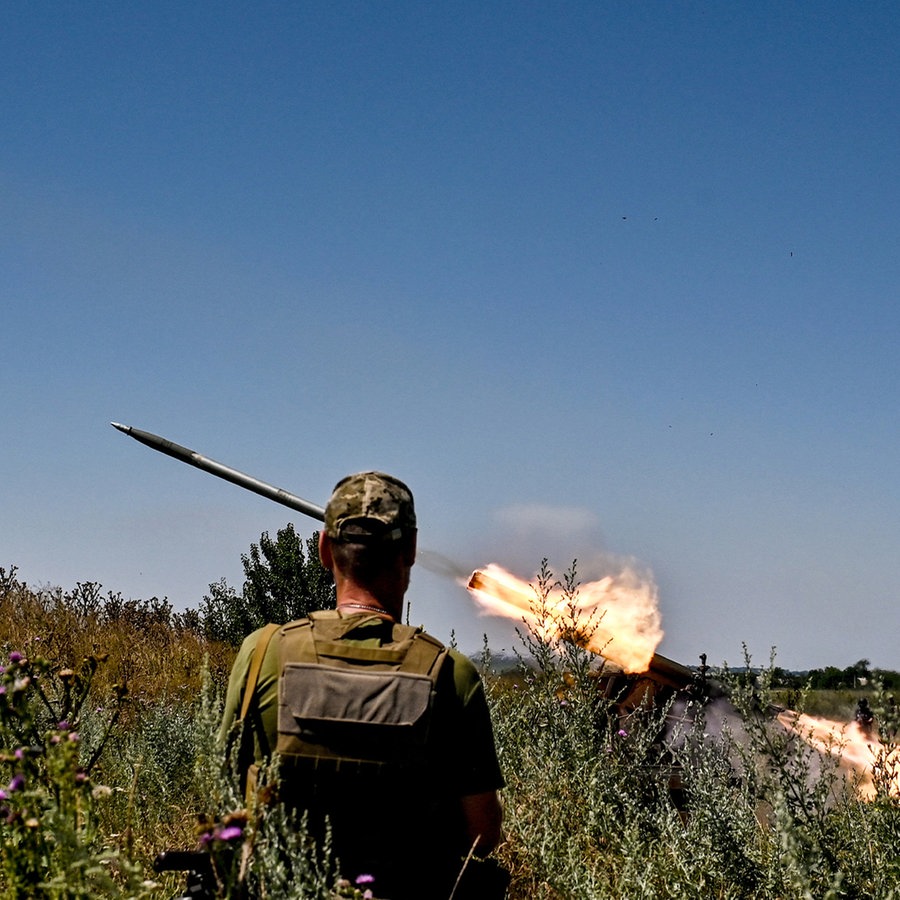 Soldaten einer separaten Brigade der Territorialen Verteidigung aus Dnipro feuern aus einem mobilen Partizan-Raketenwerfer in der Region Saporischschja im Südosten der Ukraine auf russische Stellungen. © dpa-Bildfunk Foto: Ukrinform