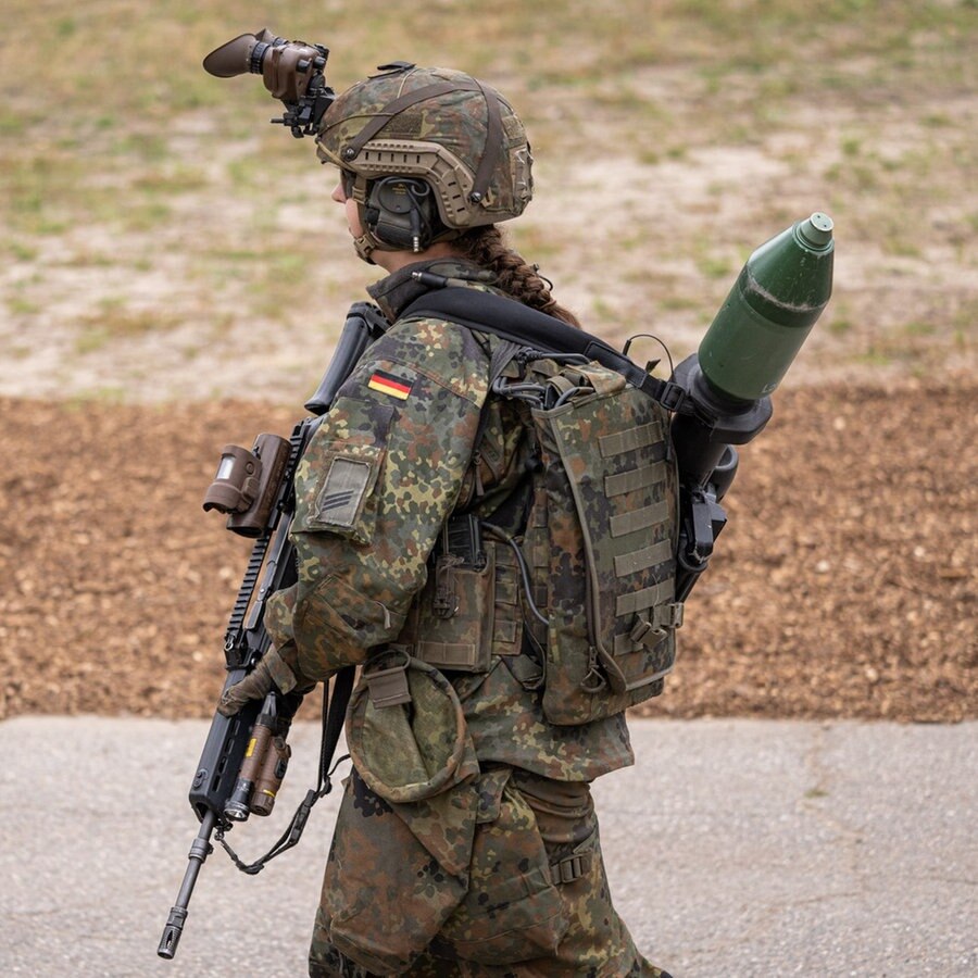 Eine Soldatin der Bundeswehr. © picture alliance/dpa | Mohssen Assanimoghaddam 