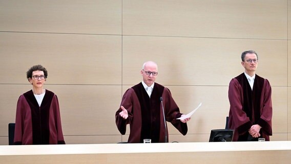 Jürgen Schäfer, Vorsitzender des Dritten Strafsenat beim Bundesgerichtshof (BGH), verkündet das Urteil zu den Revisionen im Mordfall Lübcke. © picture alliance / ASSOCIATED PRESS | Uli Deck 