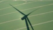 Der Schatten eines Windrades. © picture alliance/dpa | Marcus Brandt 