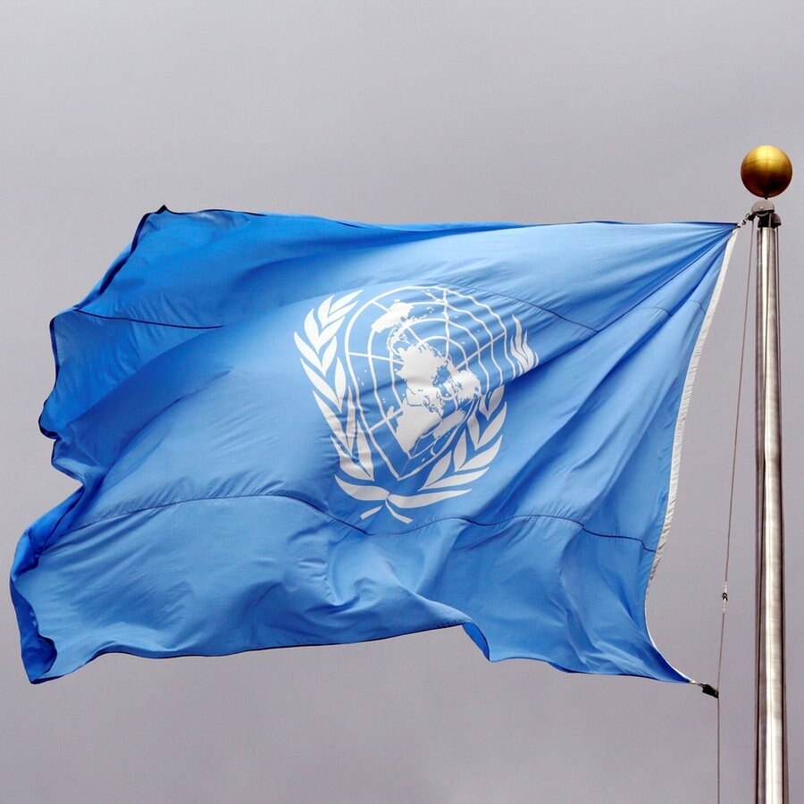 UN-Flagge vor grauen Wolken © icture alliance / photothek | Thomas Koehler Foto: Thomas Koehler