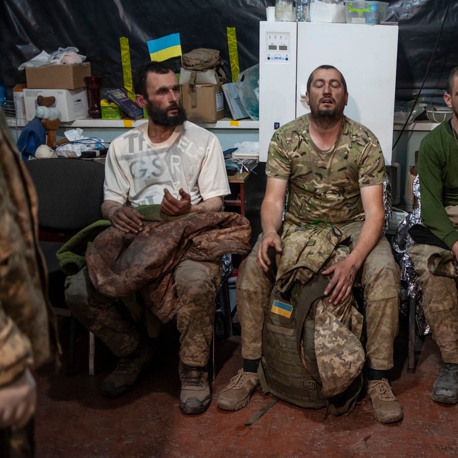 Ukrainische Soldaten sitzen in einem medizinischen Versorgungspunkt. © picture alliance/dpa/AP | Iryna Rybakova 