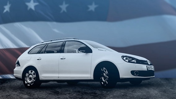 Ein Auto der Marke VW mit der US-Fahne im Hintergrund. © Lucas Stratmann und Willem Konrad 