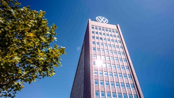 Ein Bürogebäude von VW bei gutem Wetter. © Lucas Stratmann und Willem Konrad 