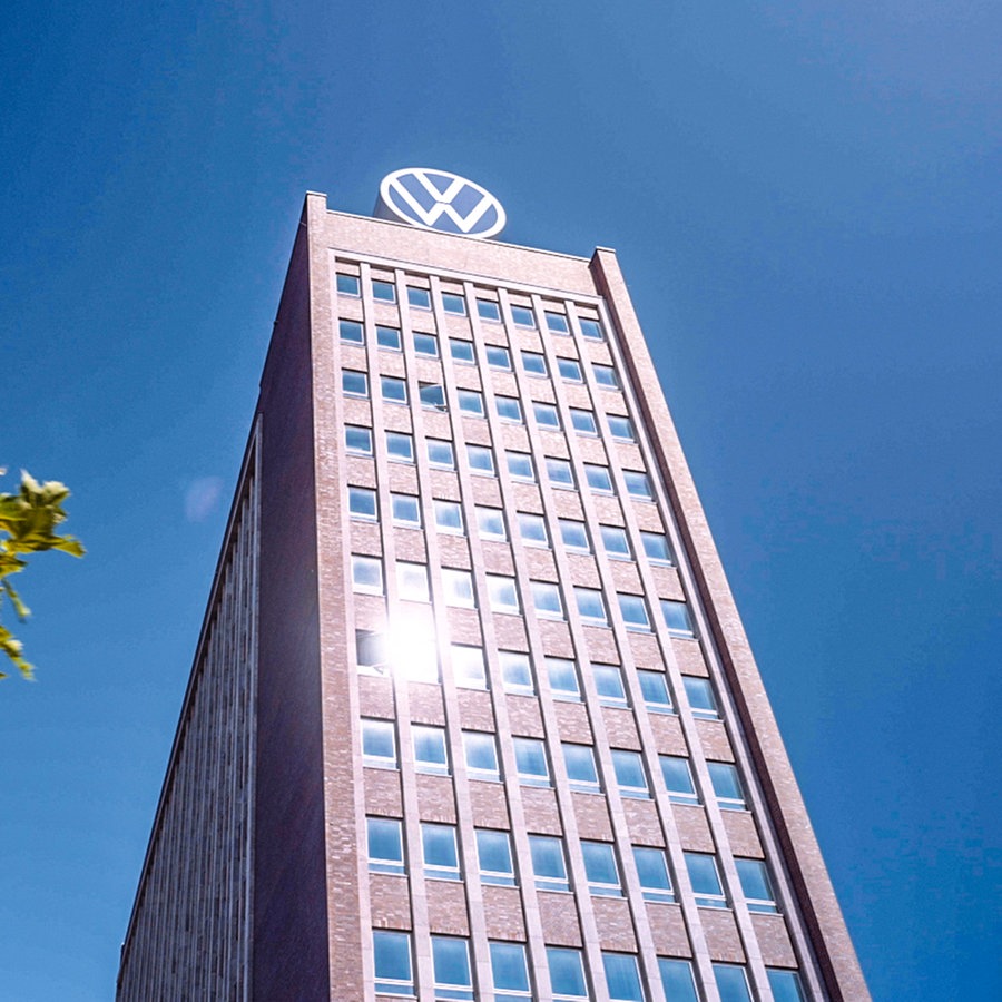 Ein Bürogebäude von VW bei gutem Wetter. © Lucas Stratmann und Willem Konrad 