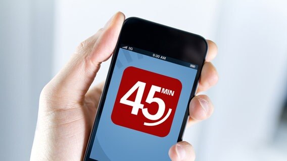 Logo der Sendung 45 Min auf einem Smartphone. (Bildmontage) © NDR, Markendesign, fotolia Foto: bloomua
