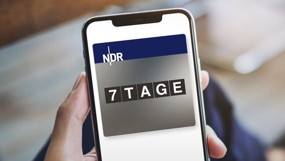 Auf einem Handy wird das Podcast-Cover von "7 Tage" angezeigt. © istockphoto.com Foto: Farknot_Architect