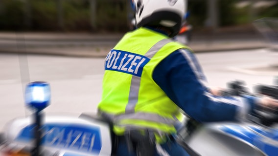 Polizist auf Motorrad mit Blaulicht im Einsatz © panthermedia Foto: Daniel Bolloff