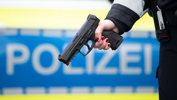 Eine Polizistin hält eine neue Dienstwaffe der Polizei in der Hand. © dpa-Bildfunk Foto: Friso Gentsch