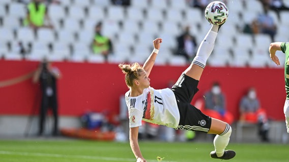 Alexandra Popp macht in einem Spiel der deutschen Nationalmannschaft einen Fallrückzieher. © IMAGO 