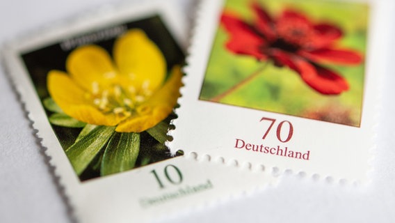 Zwei Briefmarken © picture alliance / dpa Foto: Fabian Sommer