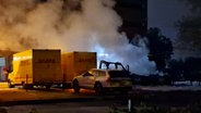Auf dem Gelände der Post am Kaltenkirchener Platz stehen mehrere Postautos in Flammen. Die Feuerwehr ist im Einsatz. © Hamburg News 