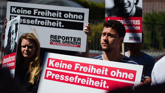 Mitarbeiter und Aktivisten von Reporter ohne Grenzen e.V. demonstrieren mit Plakaten mit der Aufschrift «Keine Freiheit ohne Pressefreiheit» © picture alliance / dpa Foto: Gregor Fischer