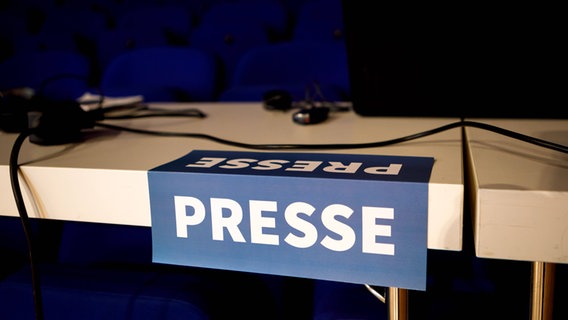 Ein Schild mit der Aufschrift "Prese" hängt an einem Tisch © IMAGO / Andreas Franke Foto: Andreas Franke