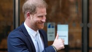 Prinz Harry, Herzog von Sussex, lächelt als er das «High Court» nach seiner Zeugenaussage verlässt. © picture alliance/dpa/AP | Frank Augstein Foto: Frank Augstein