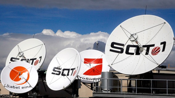 Satellitenschüsseln mit den Logos der Sender SAT1, Pro7 und Kabel Eins. © picture alliance 